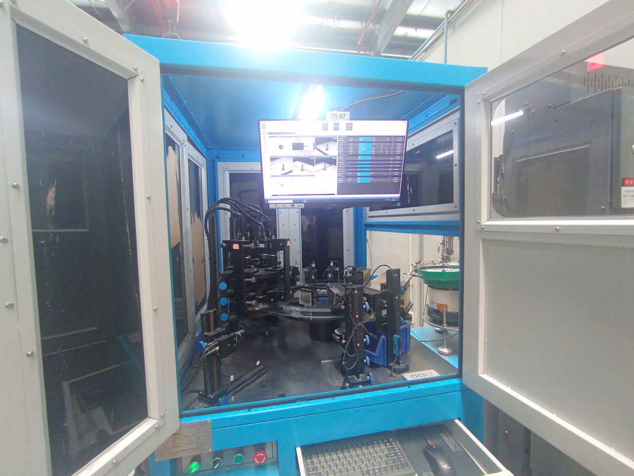 Auto feeding lathe